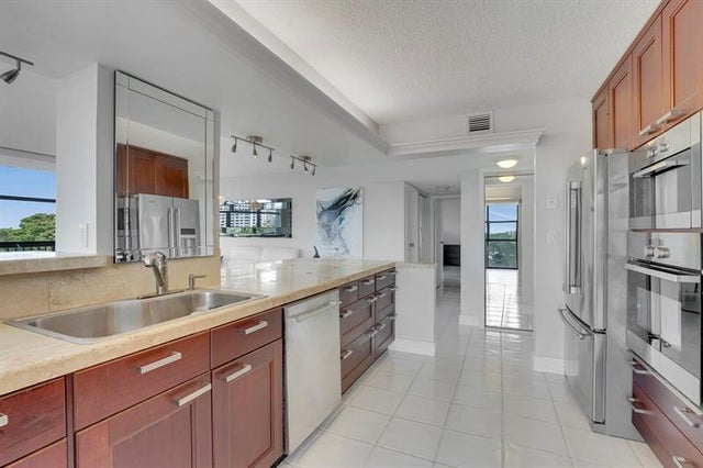 4 of 41 - 600 Parkview Dr 531, Hallandale, FL