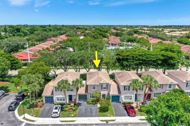 3 of 40 - 6010 N Golden Beauty Ln, Tamarac, FL