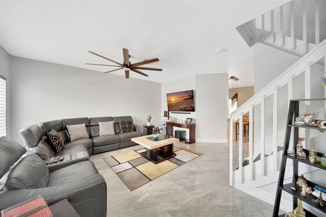 4 of 40 - 6010 N Golden Beauty Ln, Tamarac, FL