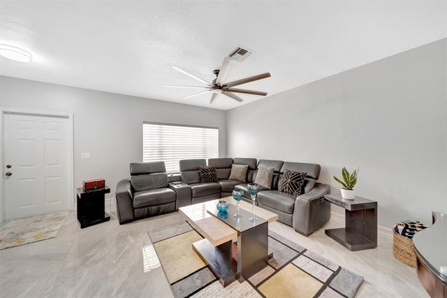 5 of 40 - 6010 N Golden Beauty Ln, Tamarac, FL