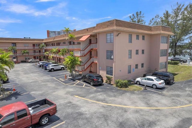 4 of 49 - 18707 Ne 14th Ave 638, Miami, FL