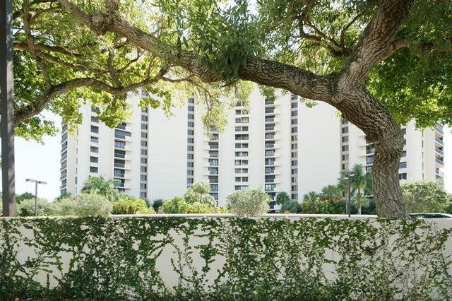 2480 Presidential Way 302, West Palm Beach
