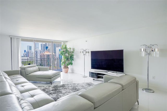 5 of 25 - 210 174 Street 1810, Sunny Isles Beach, FL