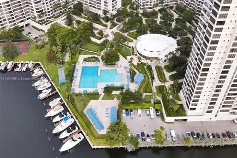 4 of 47 - 2500 Parkview Dr 814, Hallandale, FL
