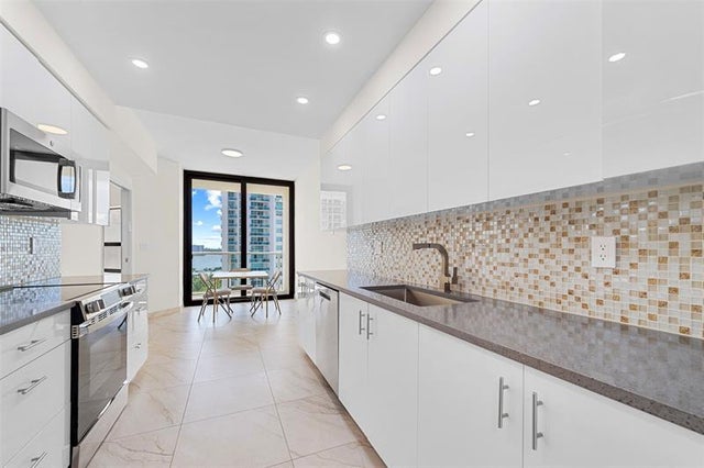 3 of 29 - 19500 Turnberry Way 15e, Aventura, FL