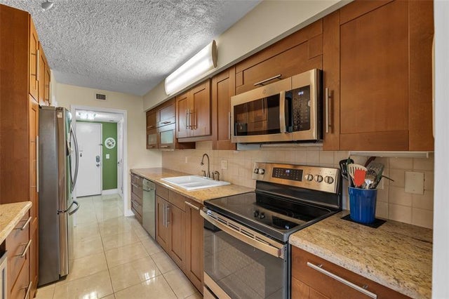 1 of 22 - 4702 Fountains Dr 205, Lake Worth, FL