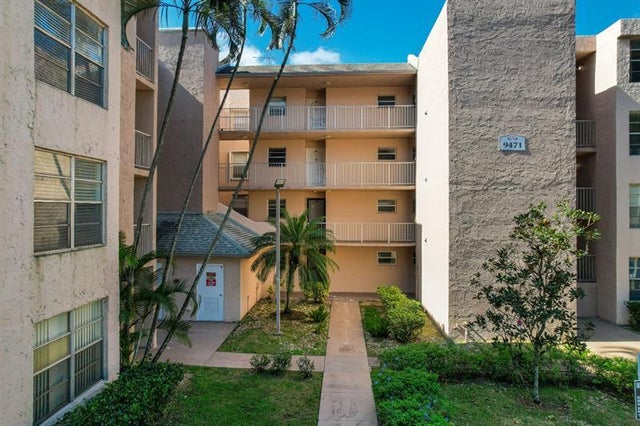 2 of 35 - 9471 Evergreen Pl 104, Davie, FL