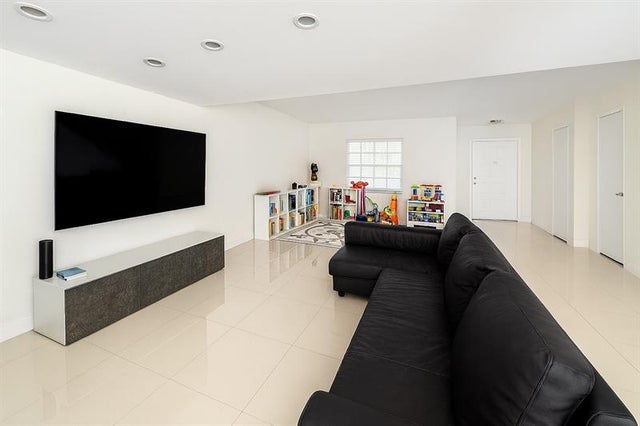 1 of 19 - 916 Ne 27th Ave 916, Hallandale, FL