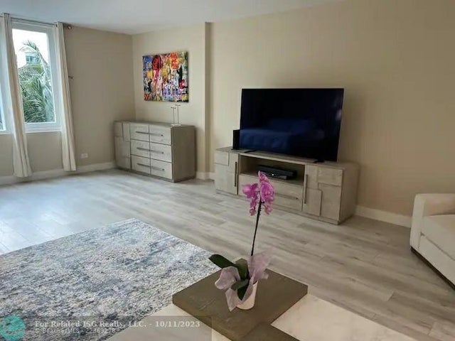 4 of 12 - 2301 Collins Ave 327, Miami Beach, FL