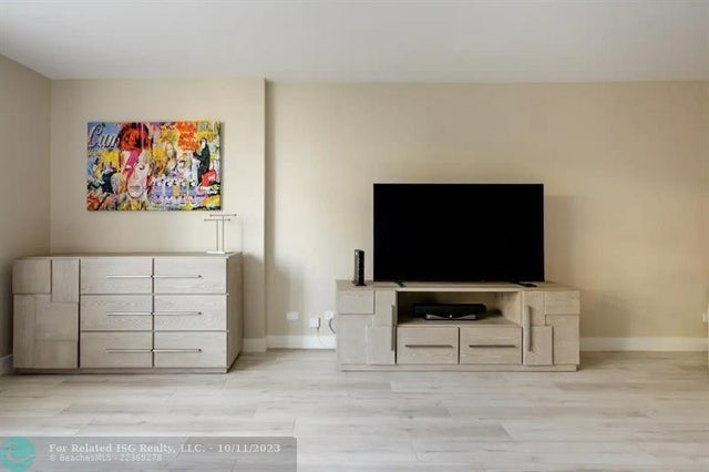 5 of 12 - 2301 Collins Ave 327, Miami Beach, FL