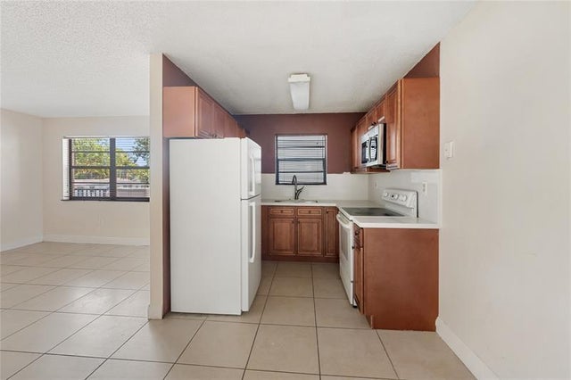 4 of 9 - 1925 Madison St 22, Hollywood, FL