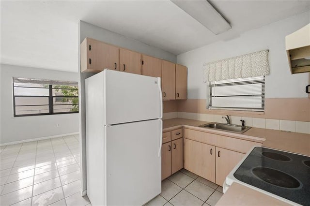 4 of 10 - 1925 Madison St 14, Hollywood, FL