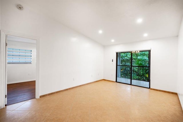 3 of 40 - 927 Ne 199 Street 202, Miami, FL