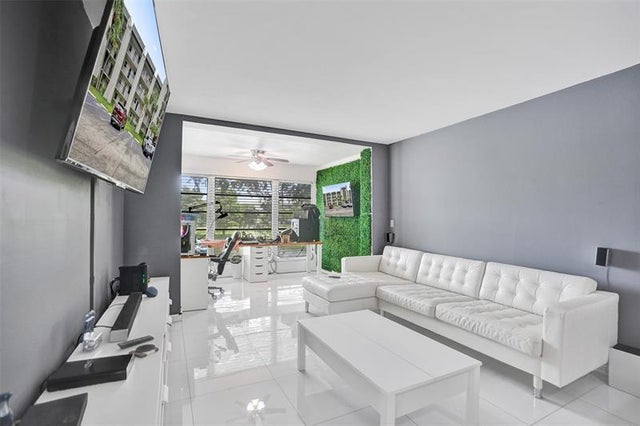4 of 59 - 9235 Lagoon Pl 207, Davie, FL