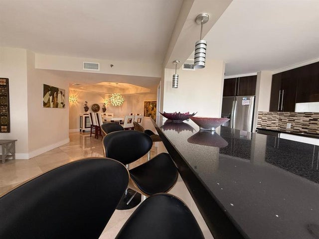 2 of 23 - 20185 E Country Club Dr 1202, Aventura, FL