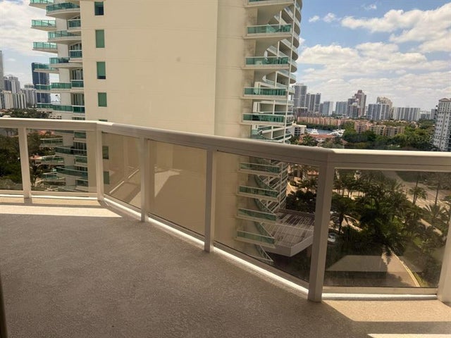 5 of 23 - 20185 E Country Club Dr 1202, Aventura, FL