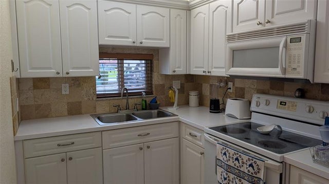 4 of 8 - 9300 N Hollybrook Lake Dr 106, Pembroke Pines, FL