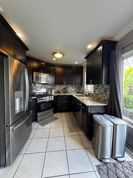 3 of 17 - 8924 Nw 53rd Ct, Sunrise, FL