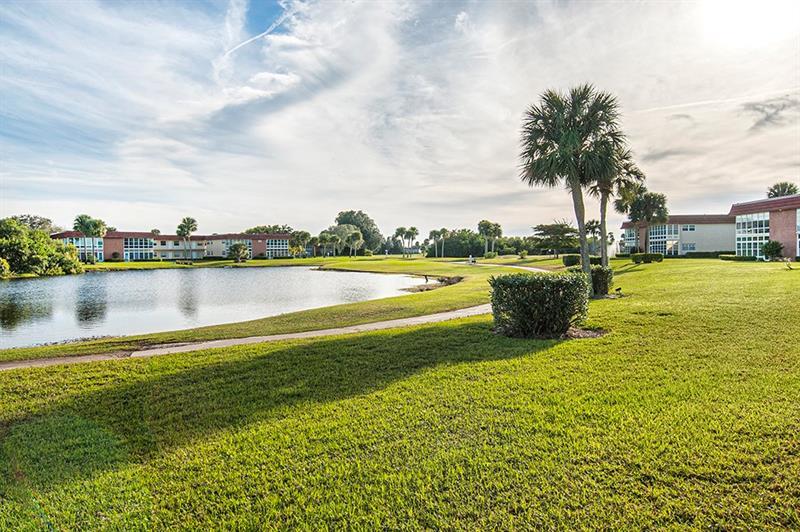 68 Royal Oak Ct 106, Vero Beach