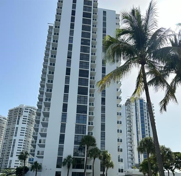 1 of 24 - 20505 E Country Club Dr 637, Aventura, FL
