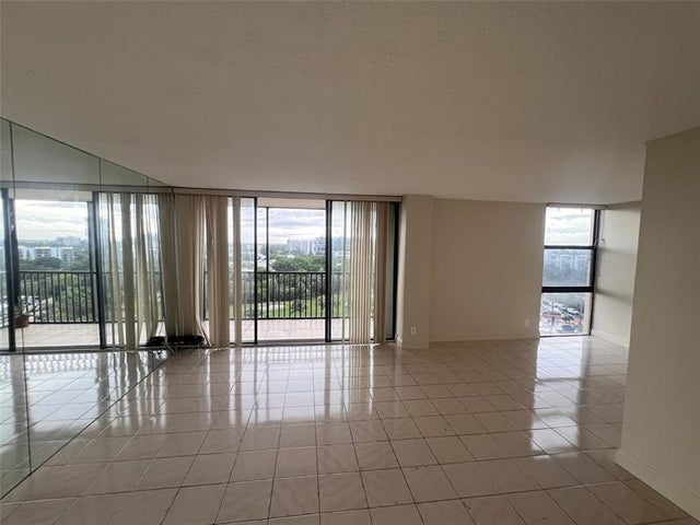 2 of 13 - 20335 W Country Club Dr 1101, Aventura, FL