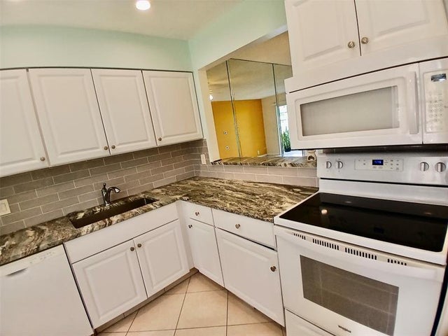 5 of 35 - 100 Lake Meryl Dr 105, West Palm Beach, FL