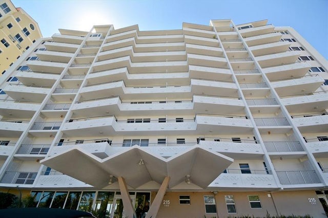 1 of 22 - 215 N Birch 8c, Fort Lauderdale, FL