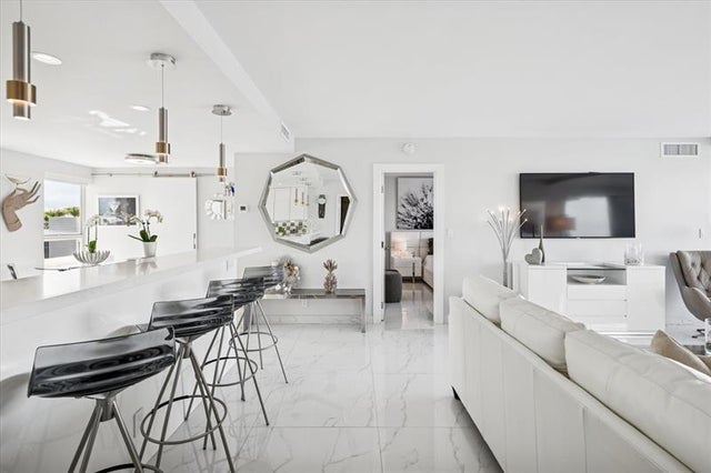 2 of 22 - 215 N Birch 8c, Fort Lauderdale, FL