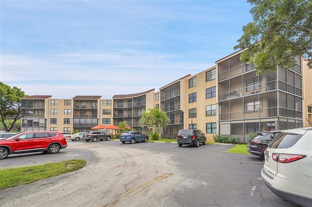 1 of 31 - 3900 N Hills Dr 301, Hollywood, FL