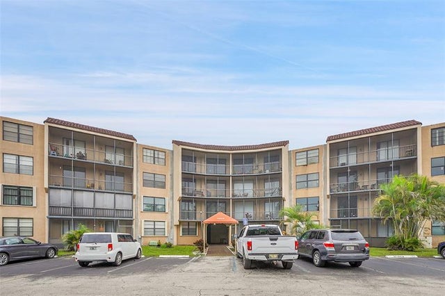 2 of 31 - 3900 N Hills Dr 301, Hollywood, FL
