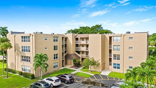 2 of 25 - 9440 Tangerine Pl 301, Davie, FL