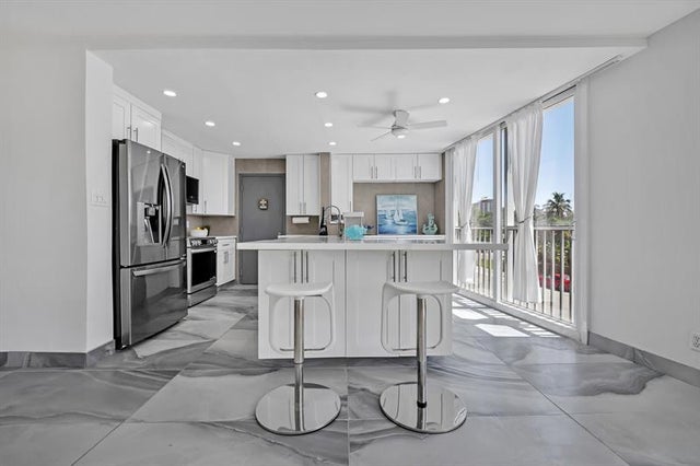 2 of 27 - 720 Bayshore Dr 202, Fort Lauderdale, FL