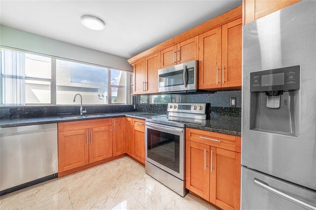 1 of 35 - 942 Ne 199th St 401, Miami, FL