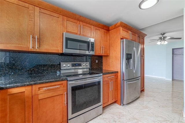 2 of 35 - 942 Ne 199th St 401, Miami, FL