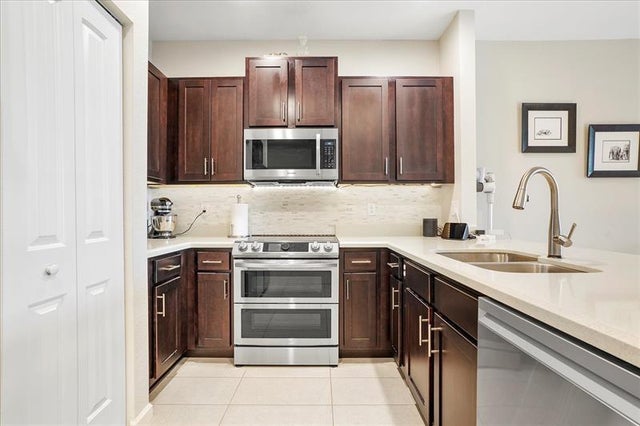 5 of 31 - 4212 N Dixie Hwy 36, Oakland Park, FL