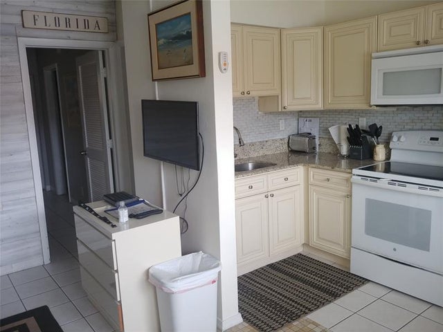 4 of 14 - 120 Ne 20th Ave 3, Deerfield Beach, FL