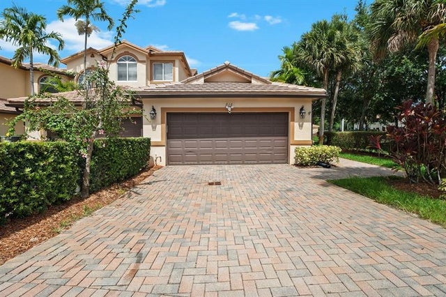 1 of 28 - 816 W Village Circle 1, Davie, FL