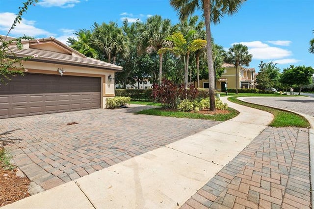 2 of 28 - 816 W Village Circle 1, Davie, FL