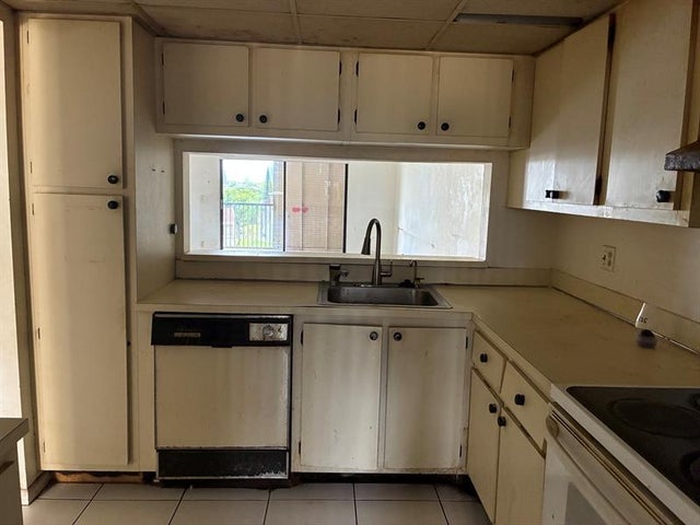 5 of 12 - 6575 W Oakland Park Blvd 508, Lauderhill, FL