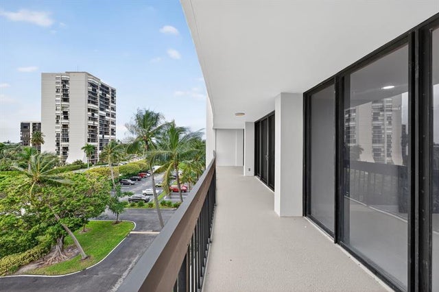 3 of 16 - 2400 Presidential Way 505, West Palm Beach, FL