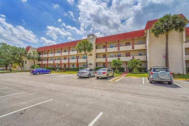 1 of 33 - 2901 Sunrise Lakes Dr 101, Fort Lauderdale, FL