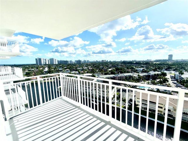 427 Golden Isles Dr 14b, Hallandale