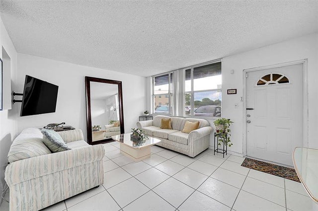3 of 27 - 9061 Sunrise Lakes Blvd 102, Sunrise, FL