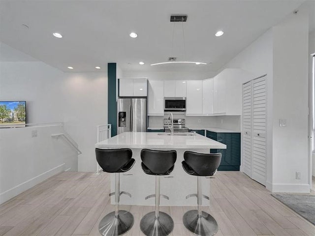 5 of 37 - 703 Se 16th Ct, Fort Lauderdale, FL