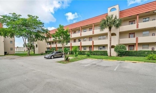 1 of 27 - 3071 Sunrise Lks Dr 112, Fort Lauderdale, FL