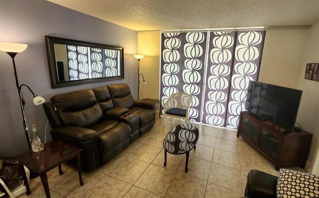 4 of 27 - 3071 Sunrise Lks Dr 112, Fort Lauderdale, FL