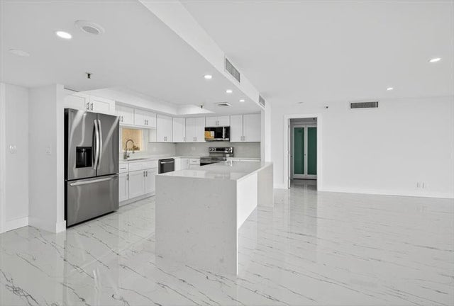 2 of 33 - 2480 Presidential Way 902, West Palm Beach, FL