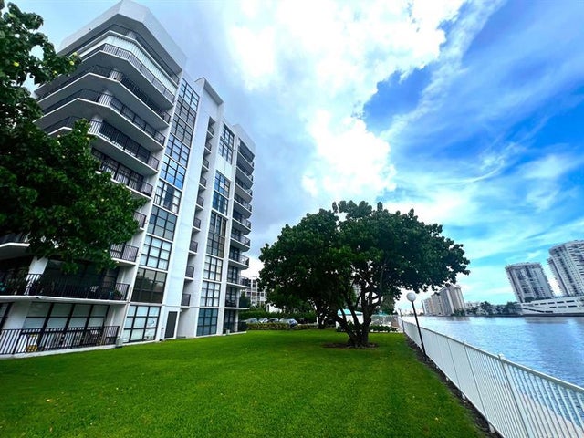 1 of 28 - 800 Parkview Dr 528, Hallandale, FL
