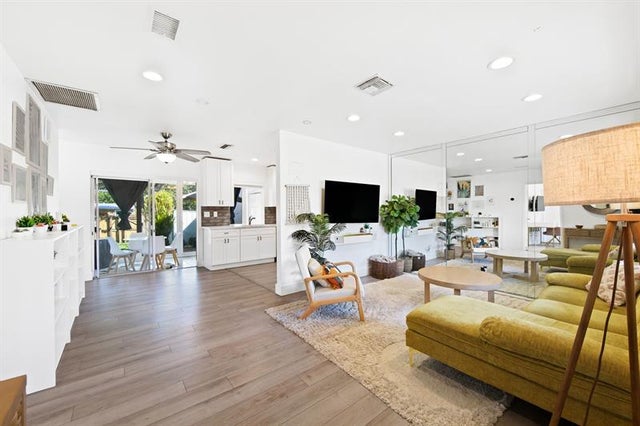 4 of 20 - 824 N Golf Drive, Hollywood, FL