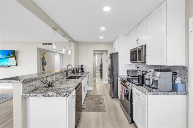 4 of 24 - 4330 Hillcrest Dr 810, Hollywood, FL